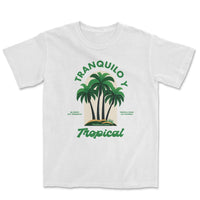 White t-shirt with the text 'Tranquilo y Tropical' and an illustration of three palm trees. The design also includes the phrases 'me siento muy tranquilo' and 'tropical como las palmeras'.